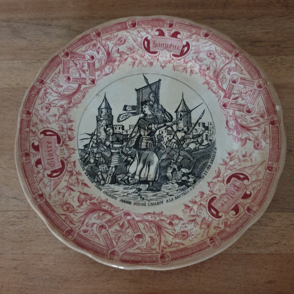 Assiette parlante ancienne à dessert en faïence de Digoin Sarreguemines Jeanne d'Arc fin XIXème siècle décor 6 Circa 1880 par Hello Broc brocante en ligne