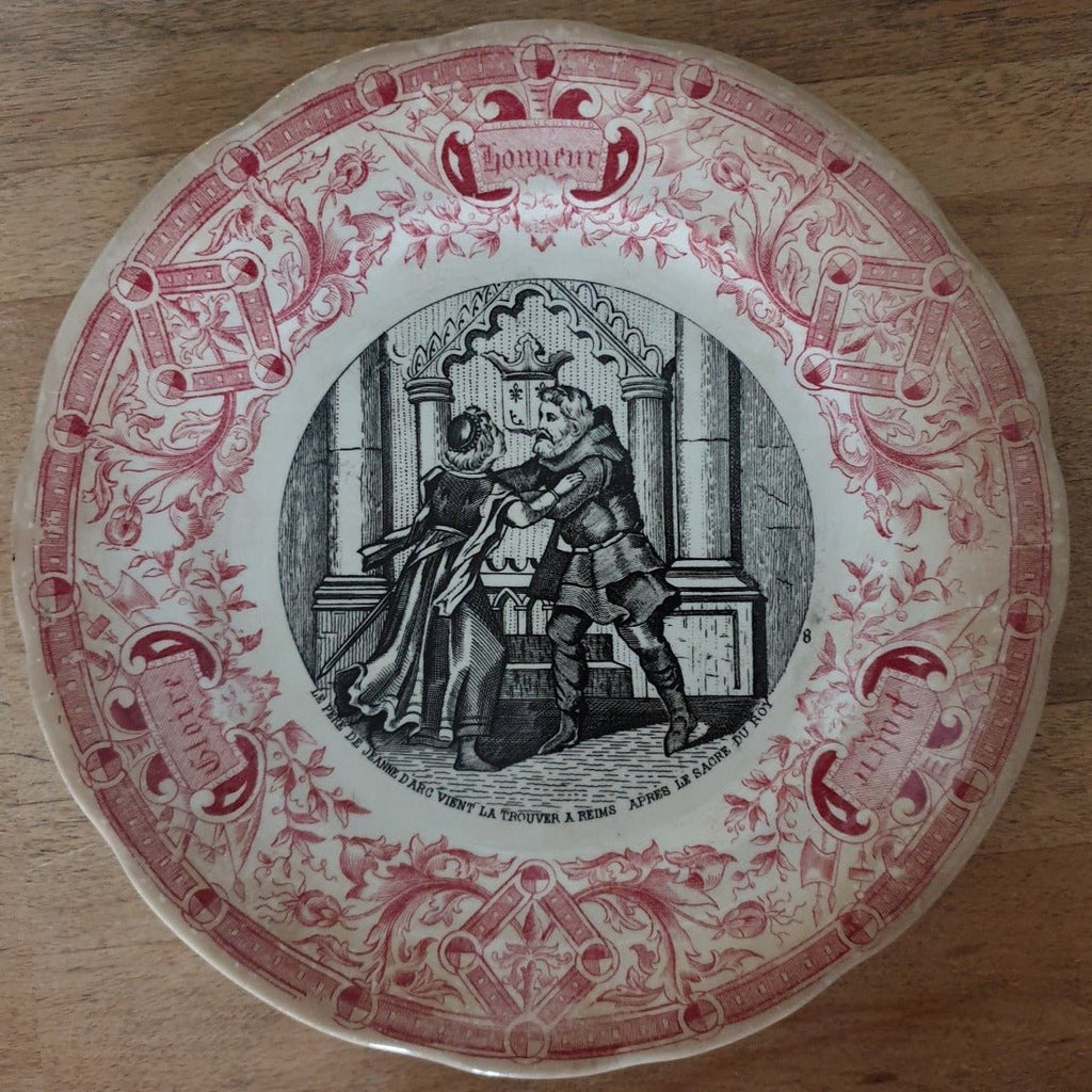Assiette parlante ancienne à dessert en faïence de Digoin Sarreguemines Jeanne d'Arc fin XIXème siècle décor 8 Circa 1880 par Hello Broc brocante en ligne