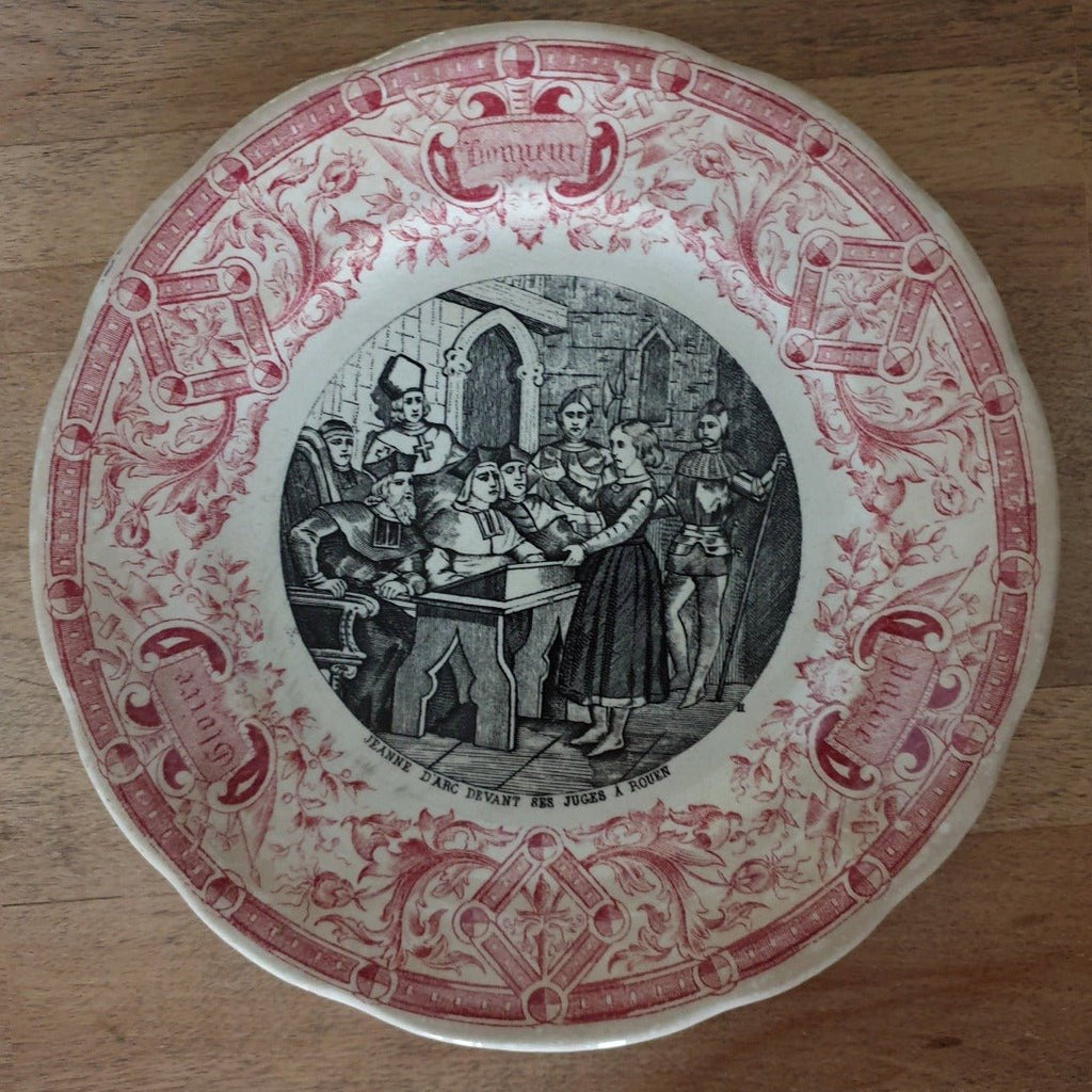 Assiette parlante ancienne à dessert en faïence de Digoin Sarreguemines Jeanne d'Arc fin XIXème siècle décor 11 Circa 1880 par Hello Broc brocante en ligne