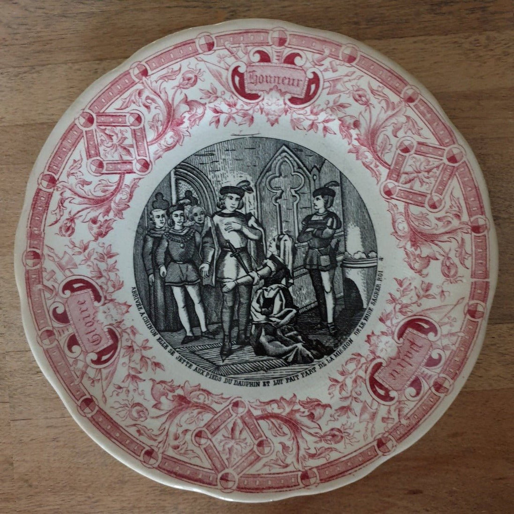 Assiette parlante ancienne à dessert en faïence de Digoin Sarreguemines Jeanne d'Arc fin XIXème siècle décor 4 Circa 1880 par Hello Broc brocante en ligne