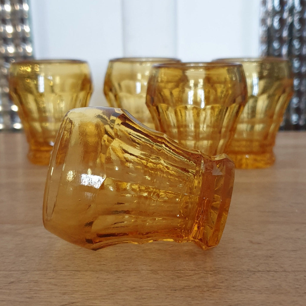 Lot de 5 verres à liqueur vintage en verre moulé orange par Hello Broc brocante en ligne
