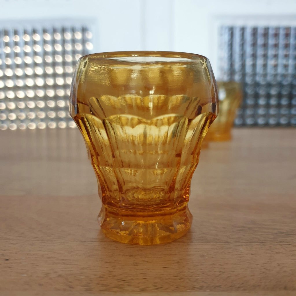 Lot de 5 verres à liqueur vintage en verre moulé orange par Hello Broc brocante en ligne