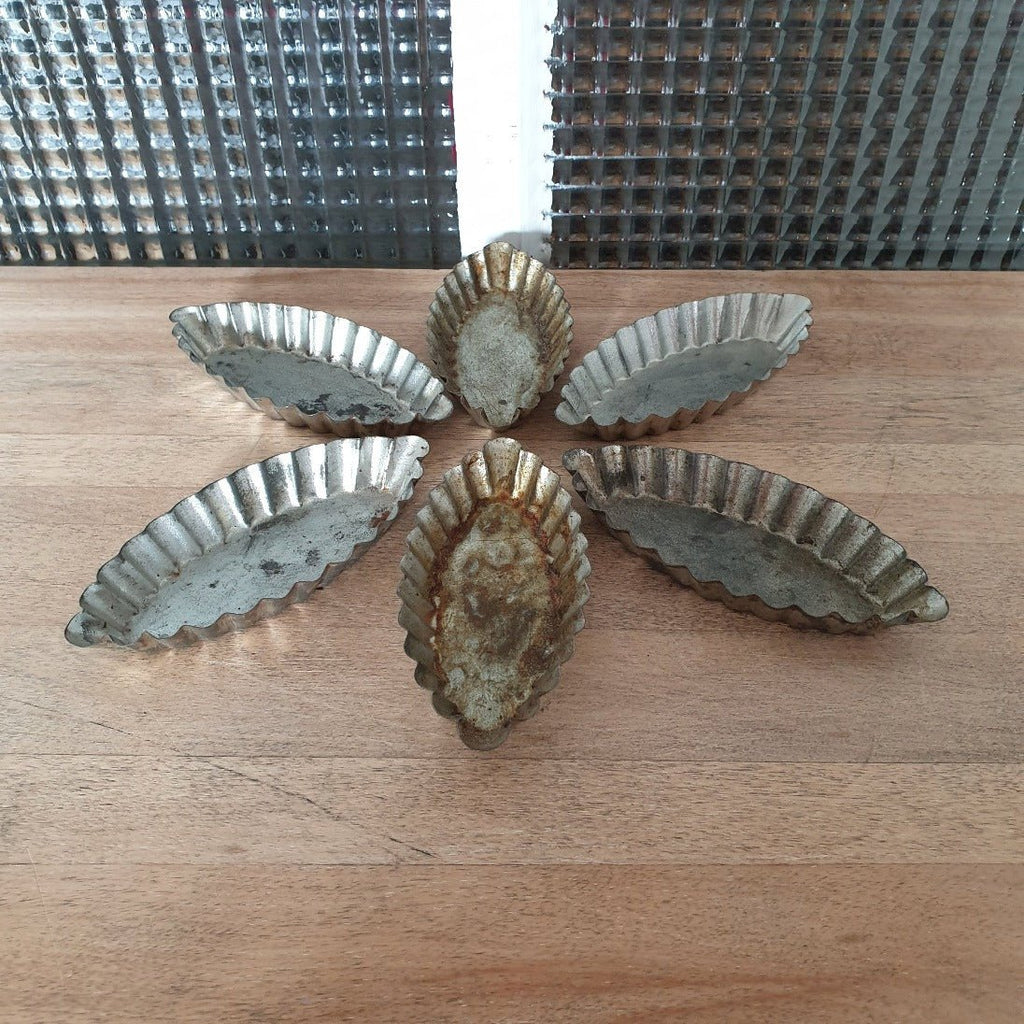 Lot de 6 petits moules à barquettes anciens en métal par Hello Broc brocante en ligne