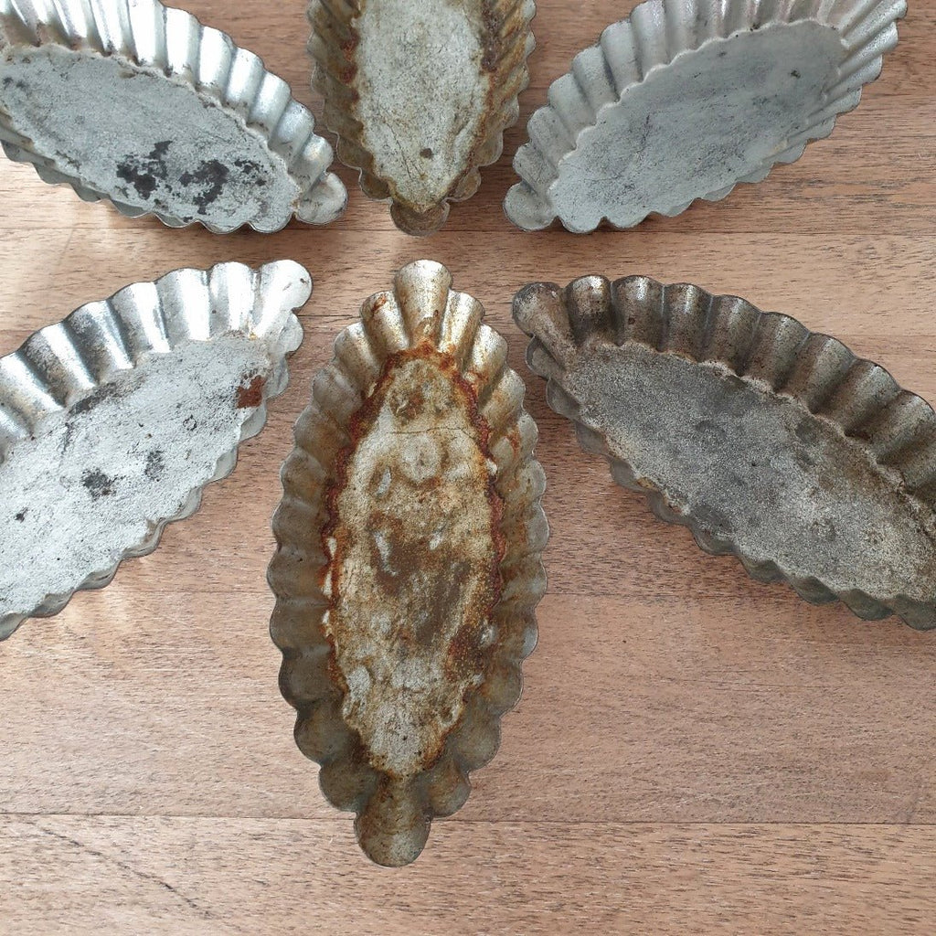Lot de 6 petits moules à barquettes anciens en métal par Hello Broc brocante en ligne
