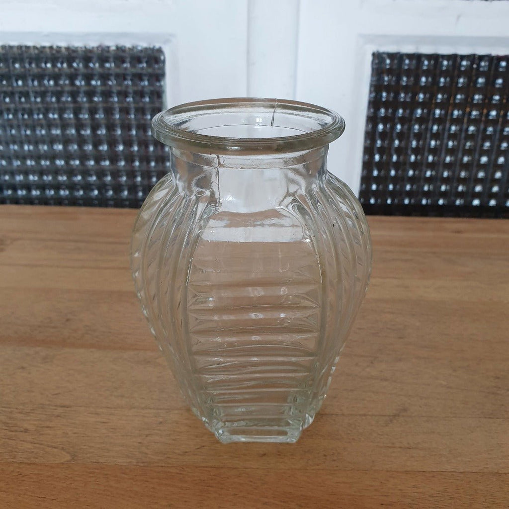 Petit vase style Art Déco en verre moulé transparent forme arrondie et hexagonale haut 13 cm - Hello Broc