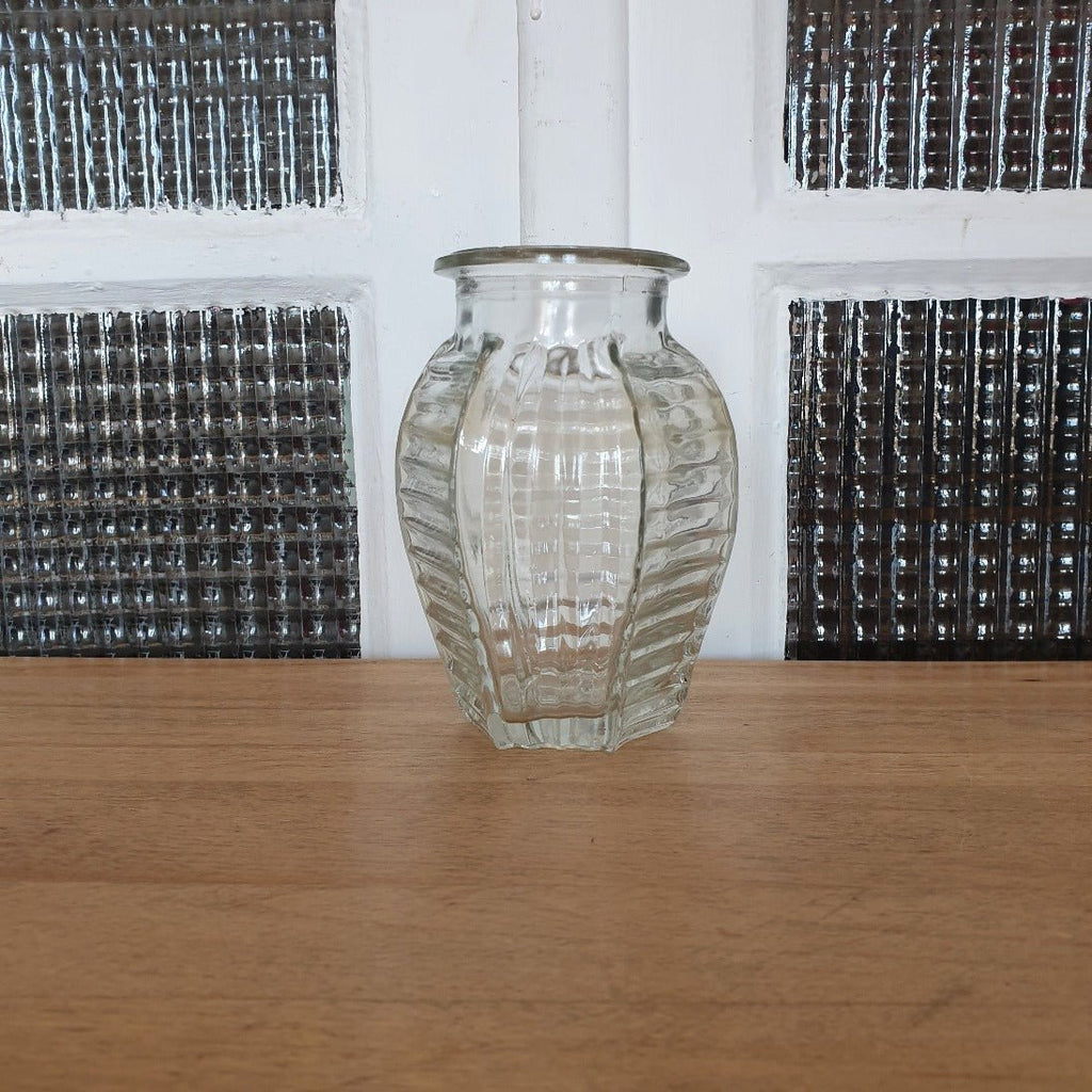 Petit vase style Art Déco en verre moulé transparent forme arrondie et hexagonale haut 13 cm - Hello Broc