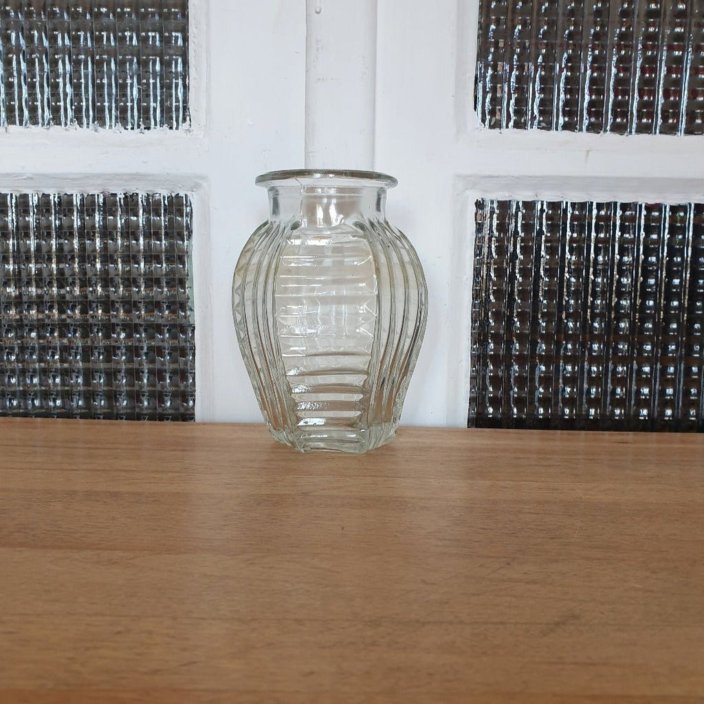 Petit vase style Art Déco en verre moulé transparent forme arrondie et hexagonale haut 13 cm - Hello Broc