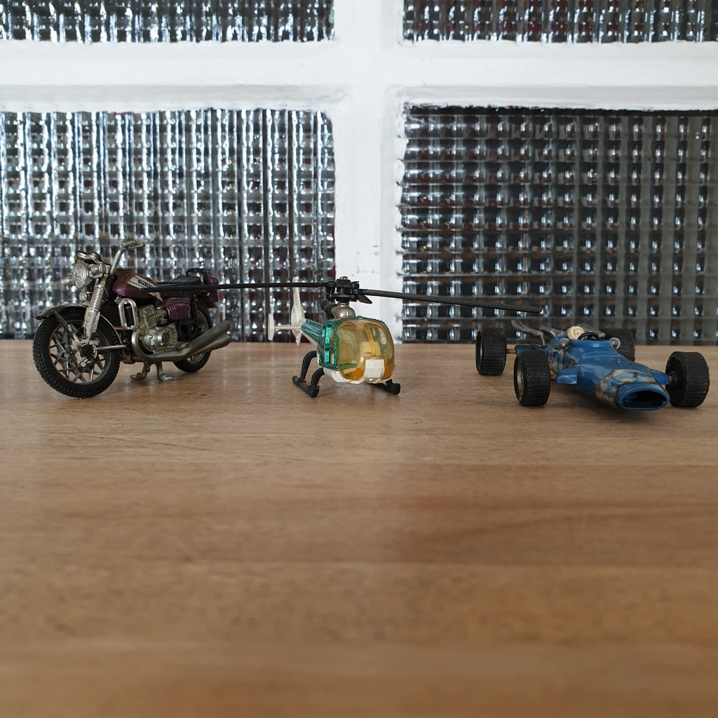 Trio de véhicules miniatures : auto de course, moto et hélicoptère - Hello Broc