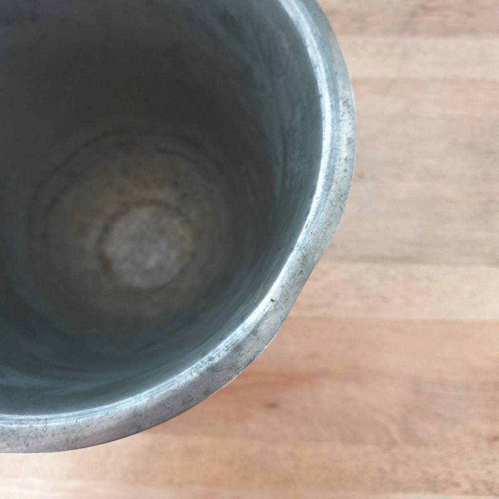 Vase de forme cornet en étain de René Delavan - Paris - Circa 1930 / 1935 - Hello Broc
