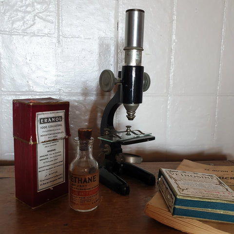 Sciences -sélection d'objets de seconde main thème médecine, pharmacie ou chimie