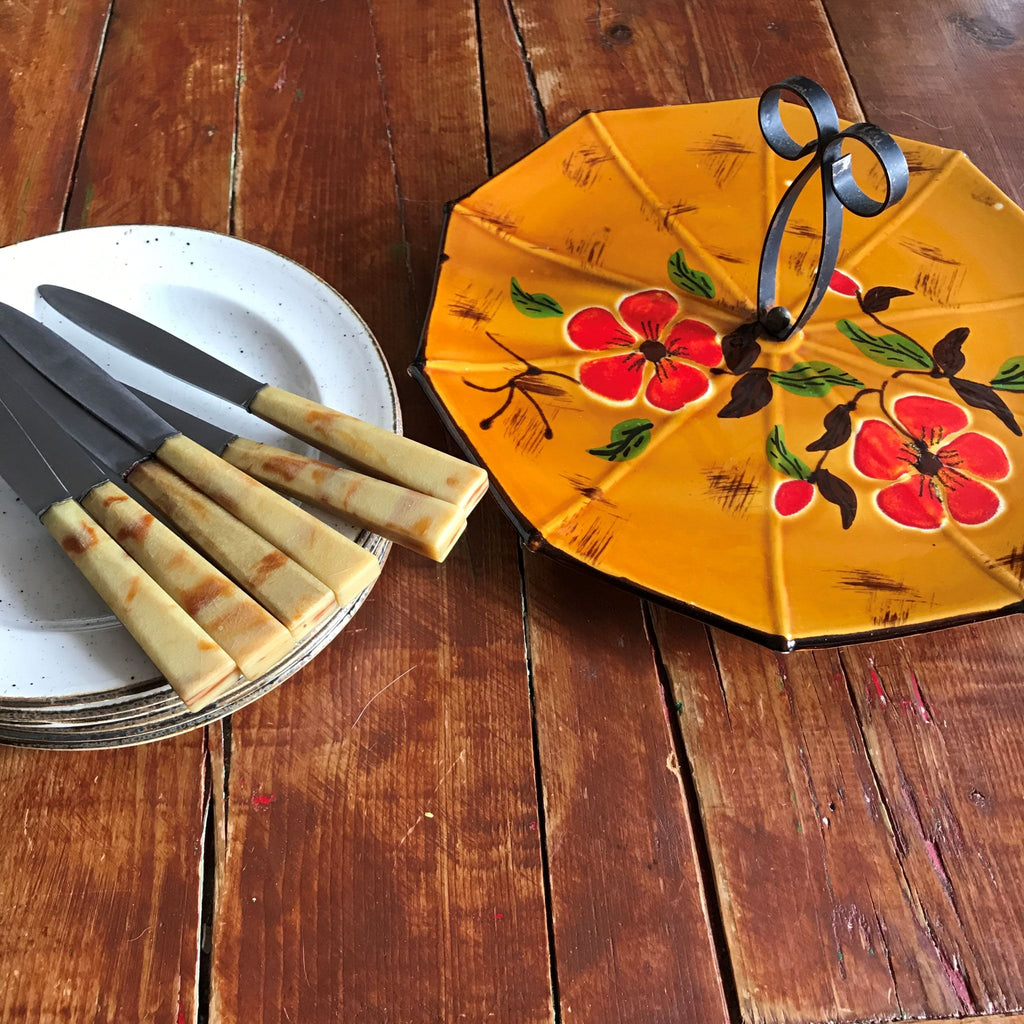 Tout pour un dîner parfait version seconde main : assiettes, couverts, soupières, saladiers. Que des objets d'occasion sélectionnés par la brocante en ligne Hello Broc