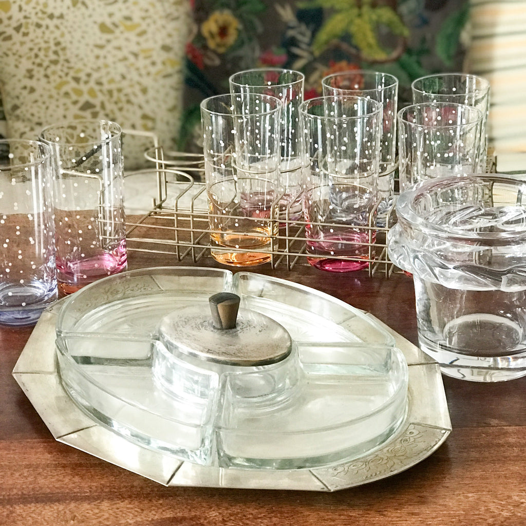 Verres, carafes, seau à glace, pleins de produits d'occasion pour un apéritif seconde main chic par Hello Broc brocante en ligne