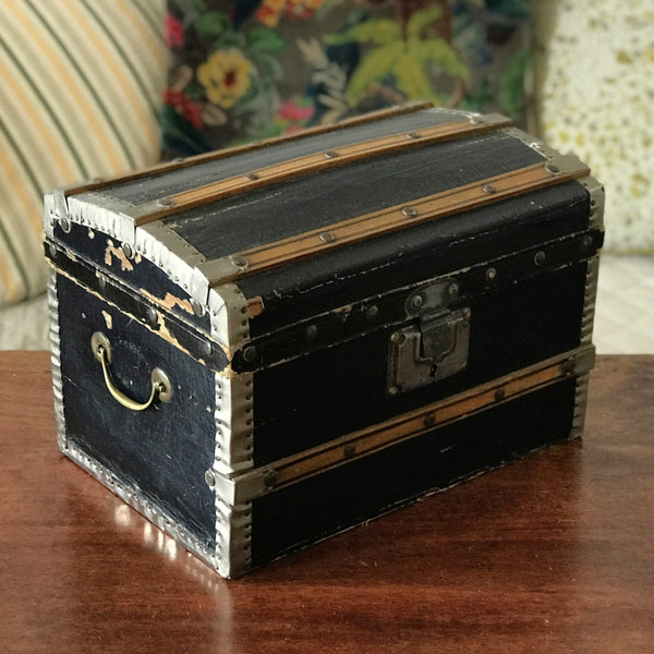Coffret en bois peint noir et détails en métal par Hello Broc brocante en ligne