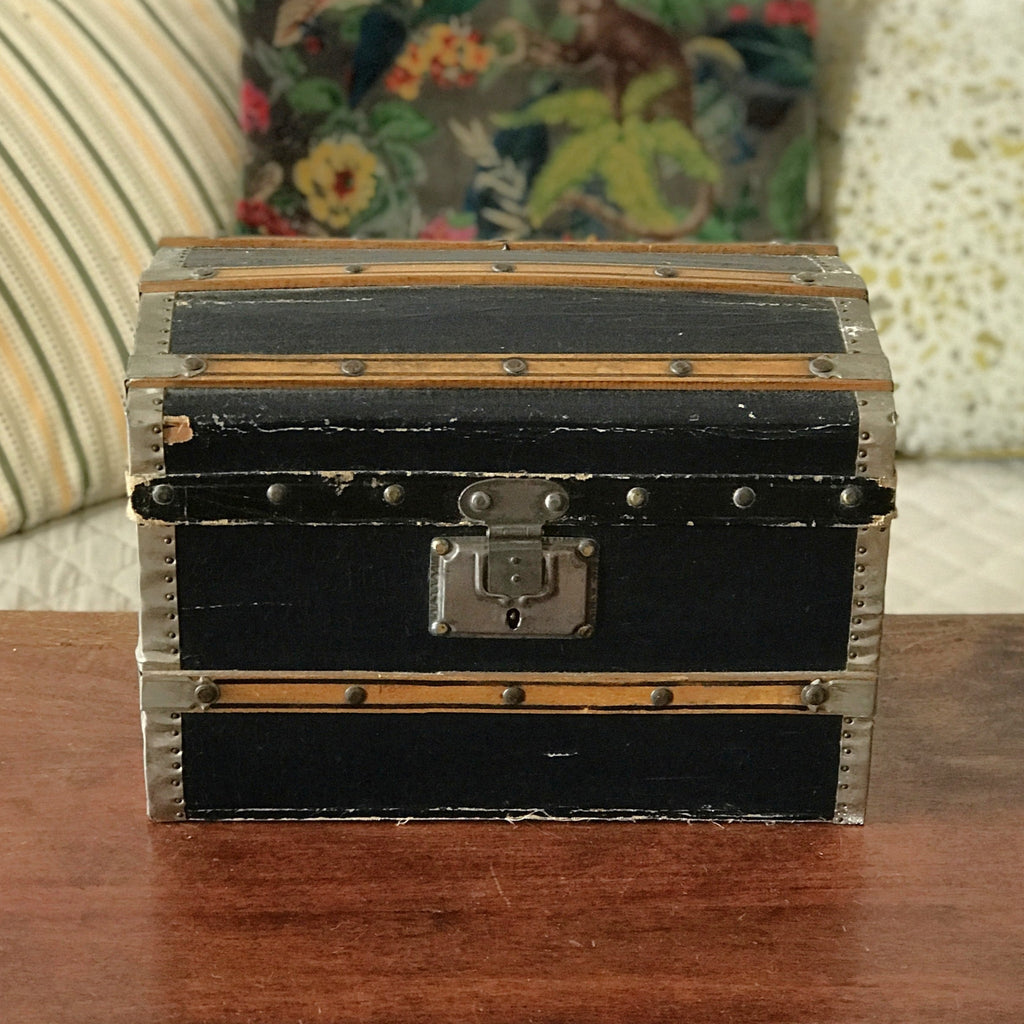Coffret en bois peint noir et détails en métal par Hello Broc brocante en ligne