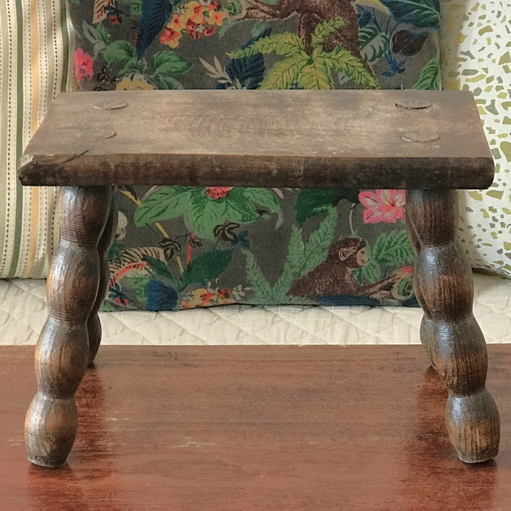 Petit tabouret de trait ancien rectangulaire en bois par Hello Broc brocante en ligne