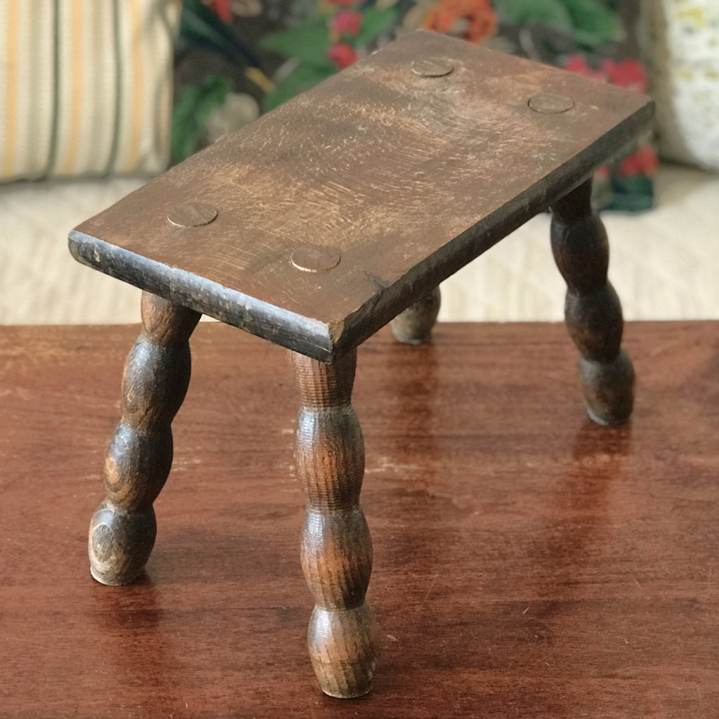 Petit tabouret de trait ancien rectangulaire en bois par Hello Broc brocante en ligne