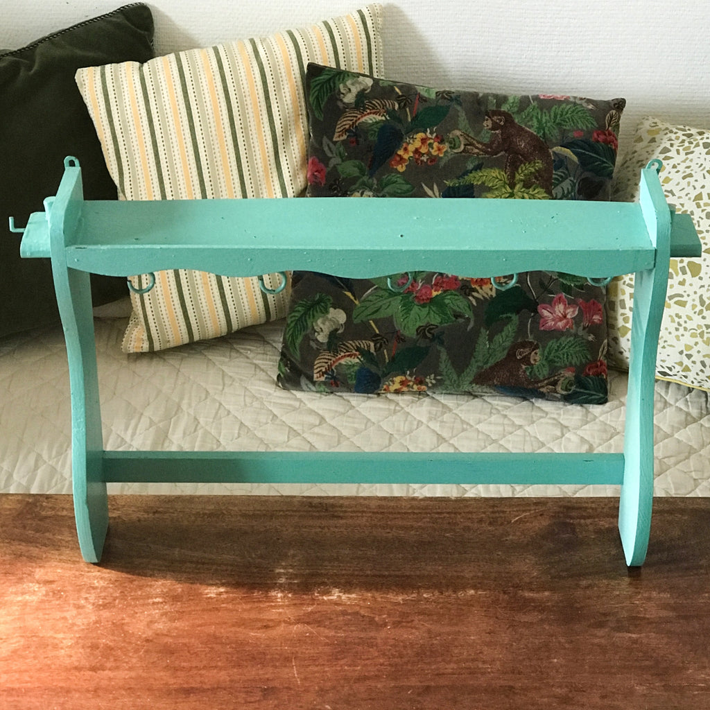 Etagère porte -casserole en bois peint vert d'eau ou céladon - Hello Broc