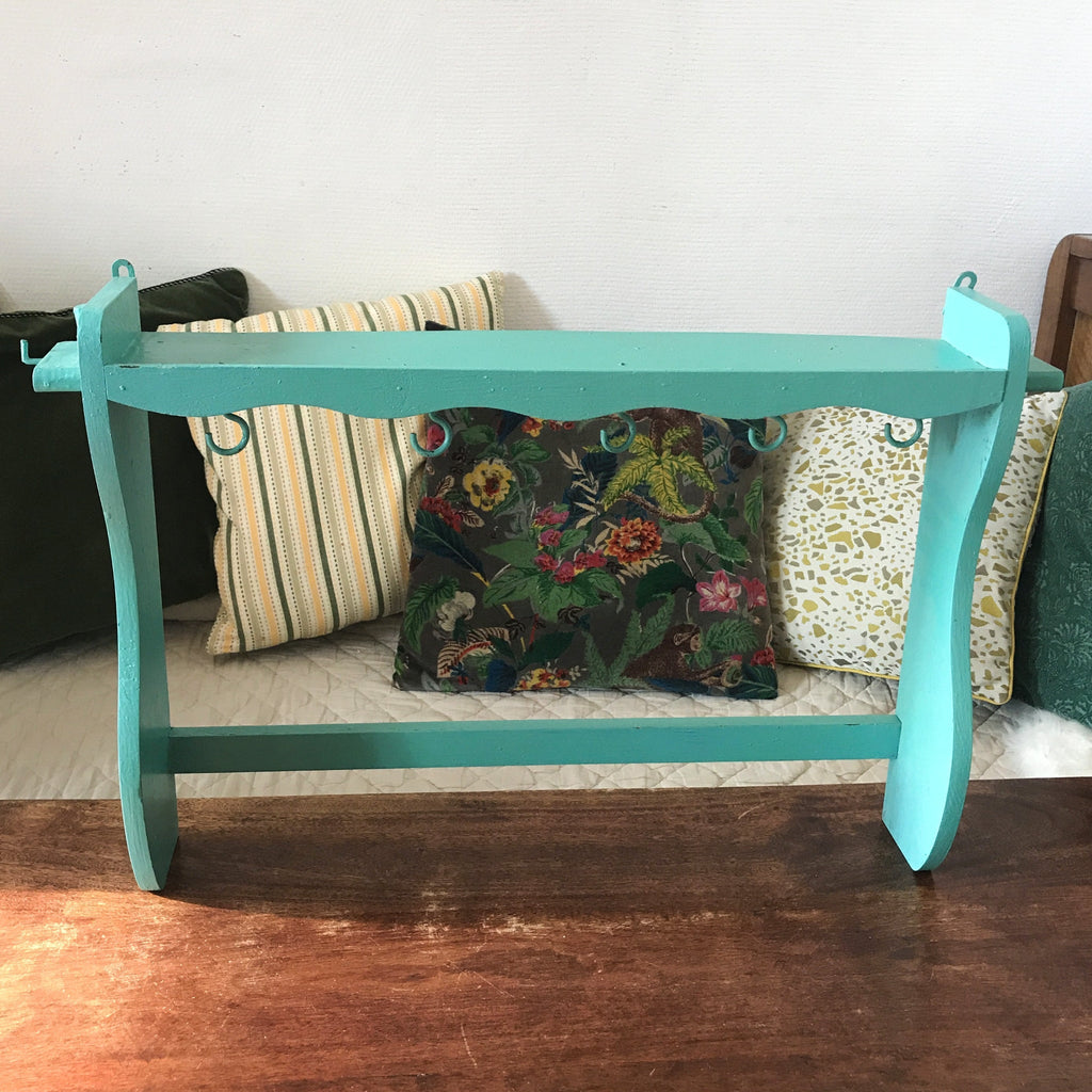 Etagère porte -casserole en bois peint vert d'eau ou céladon - Hello Broc
