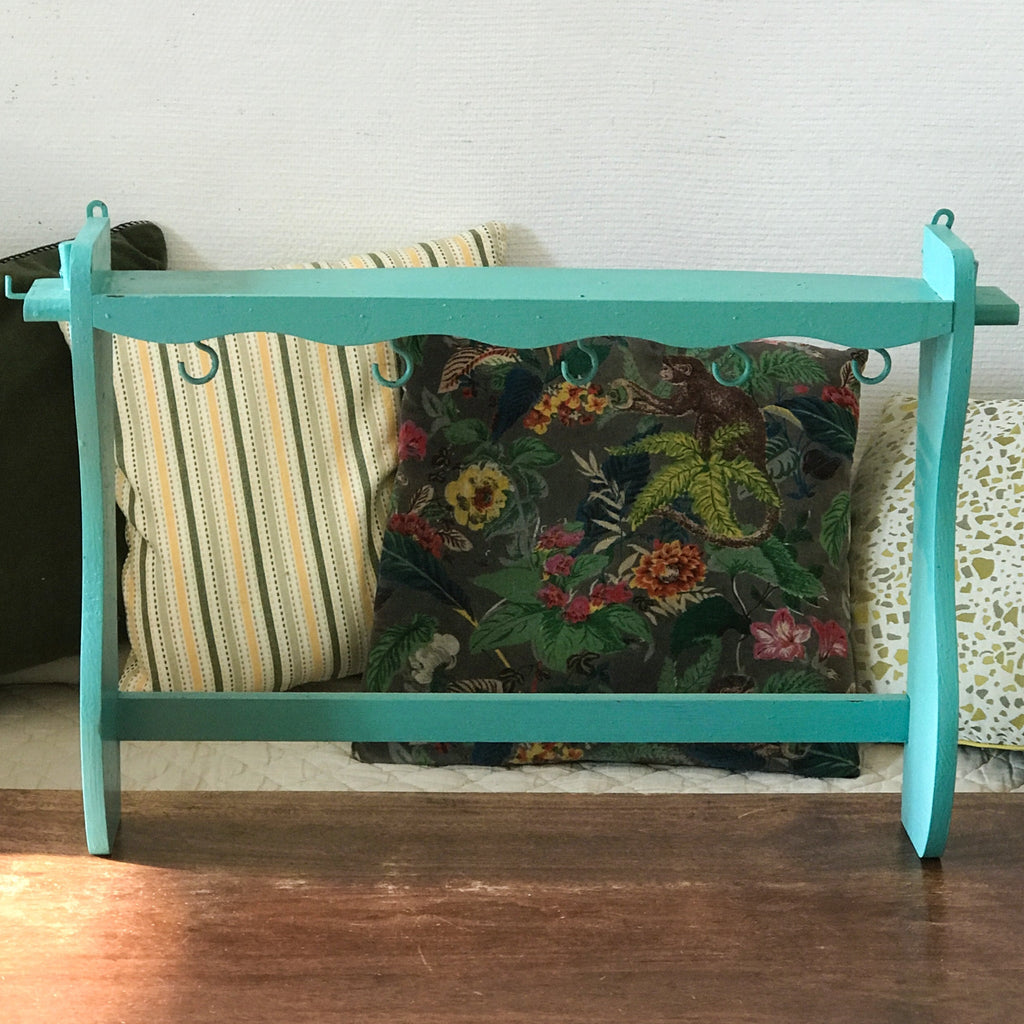 Etagère porte -casserole en bois peint vert d'eau ou céladon - Hello Broc