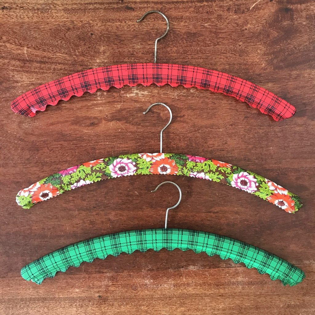 Lot de 3 cintres vintage recouvert de vinyle fleuri et écossais par Hello Broc brocante en ligne