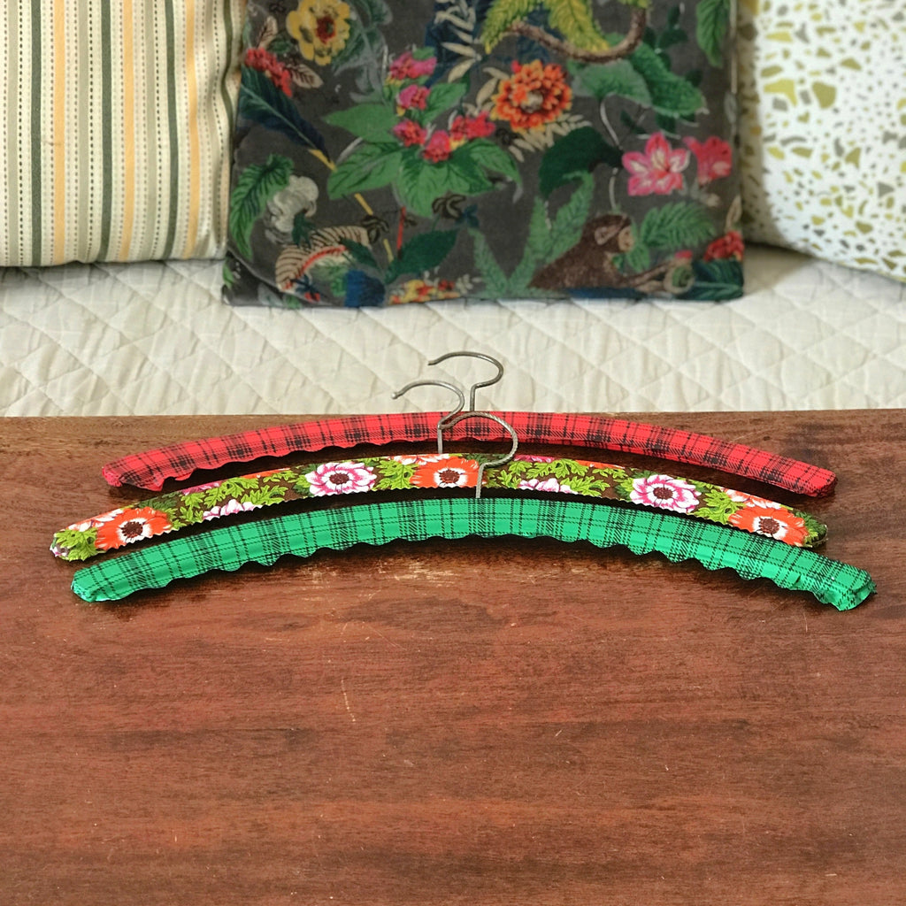 Lot de 3 cintres vintage recouvert de vinyle fleuri et écossais par Hello Broc brocante en ligne