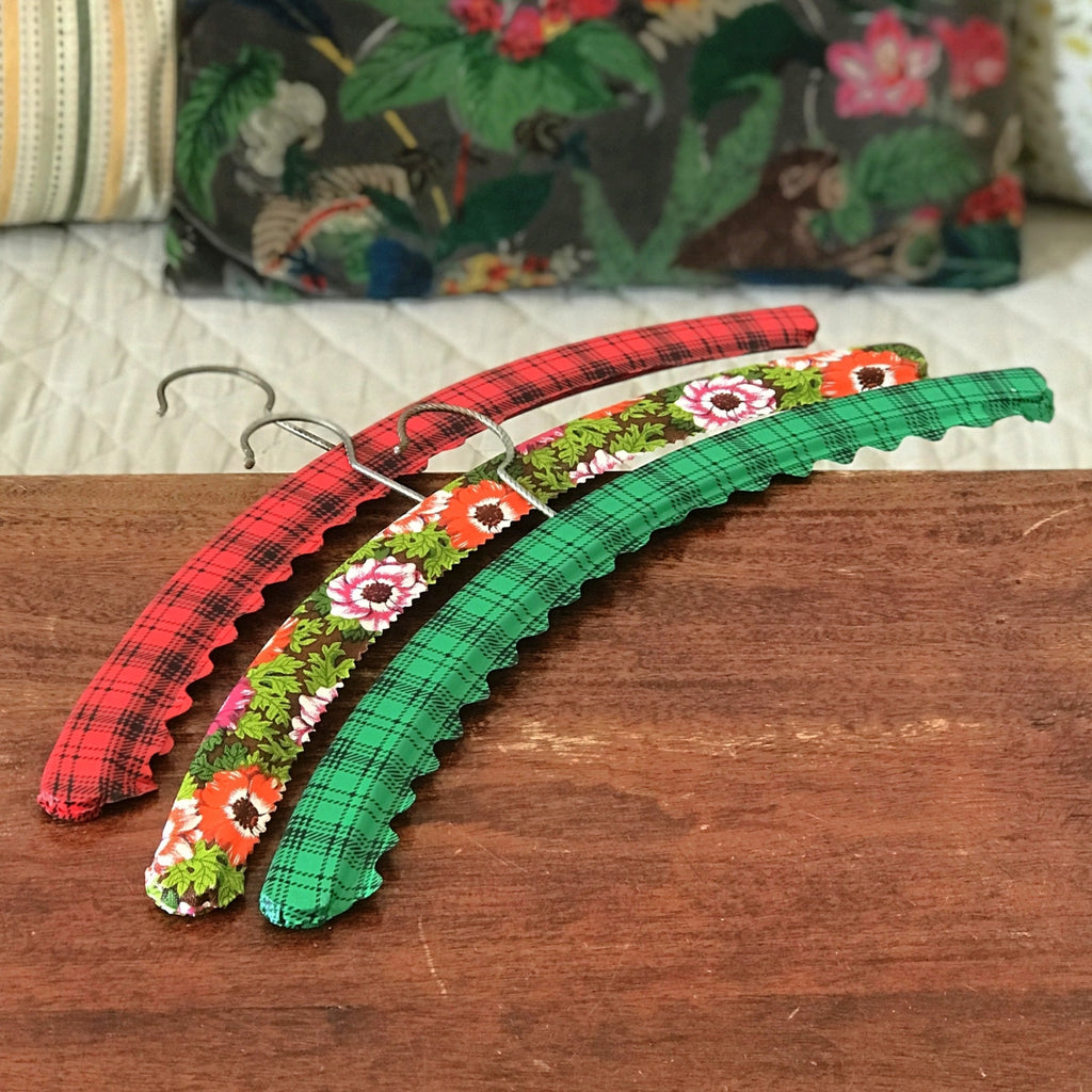 Lot de 3 cintres vintage recouvert de vinyle fleuri et écossais par Hello Broc brocante en ligne