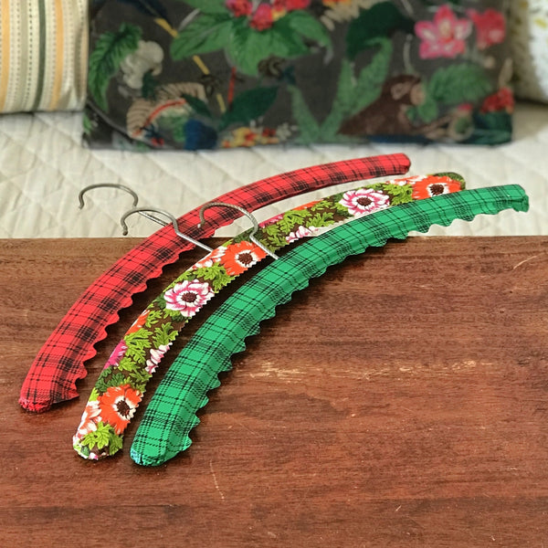Lot de 3 cintres vintage recouvert de vinyle fleuri et écossais par Hello Broc brocante en ligne