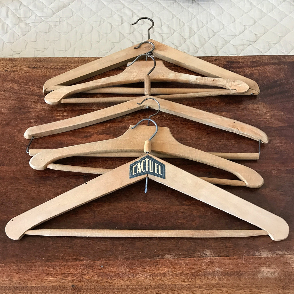 Lot de 5 cintres anciens en bois de forme variée "L'Actuel" par Hello Broc brocante en ligne