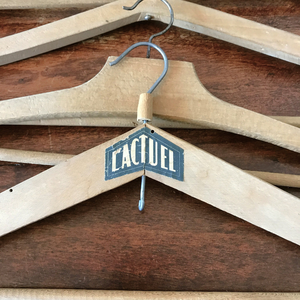 Lot de 5 cintres anciens en bois de forme variée "L'Actuel" par Hello Broc brocante en ligne