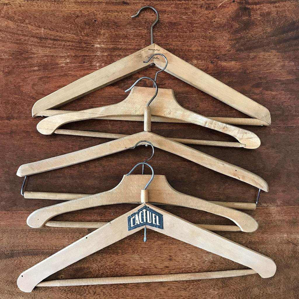 Lot de 5 cintres anciens en bois de forme variée "L'Actuel" par Hello Broc brocante en ligne