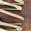 Lot de 5 cintres anciens en bois de forme variée "L'Actuel" par Hello Broc brocante en ligne
