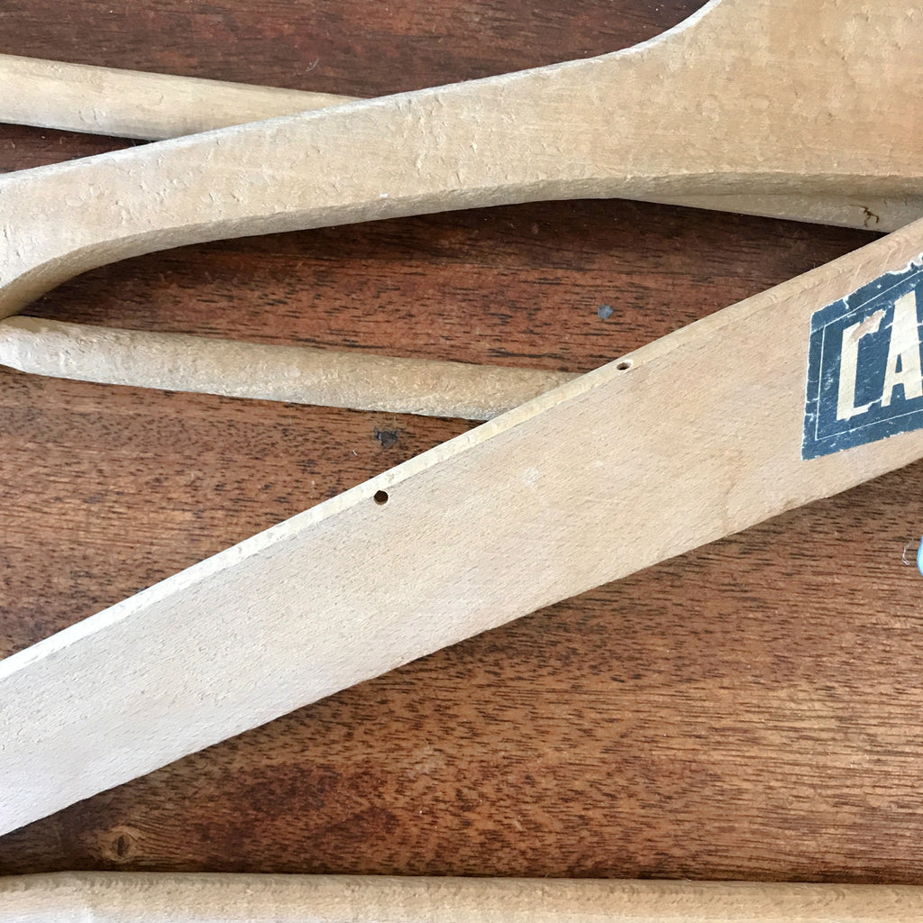 Lot de 5 cintres anciens en bois de forme variée "L'Actuel" par Hello Broc brocante en ligne