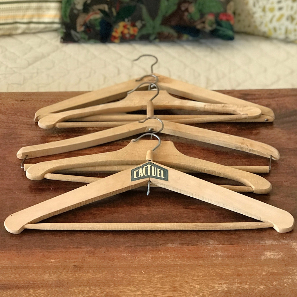 Lot de 5 cintres anciens en bois de forme variée "L'Actuel" par Hello Broc brocante en ligne