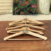 Lot de 5 cintres anciens en bois de forme variée "L'Actuel" par Hello Broc brocante en ligne