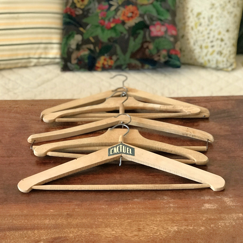 Lot de 5 cintres anciens en bois de forme variée "L'Actuel" par Hello Broc brocante en ligne
