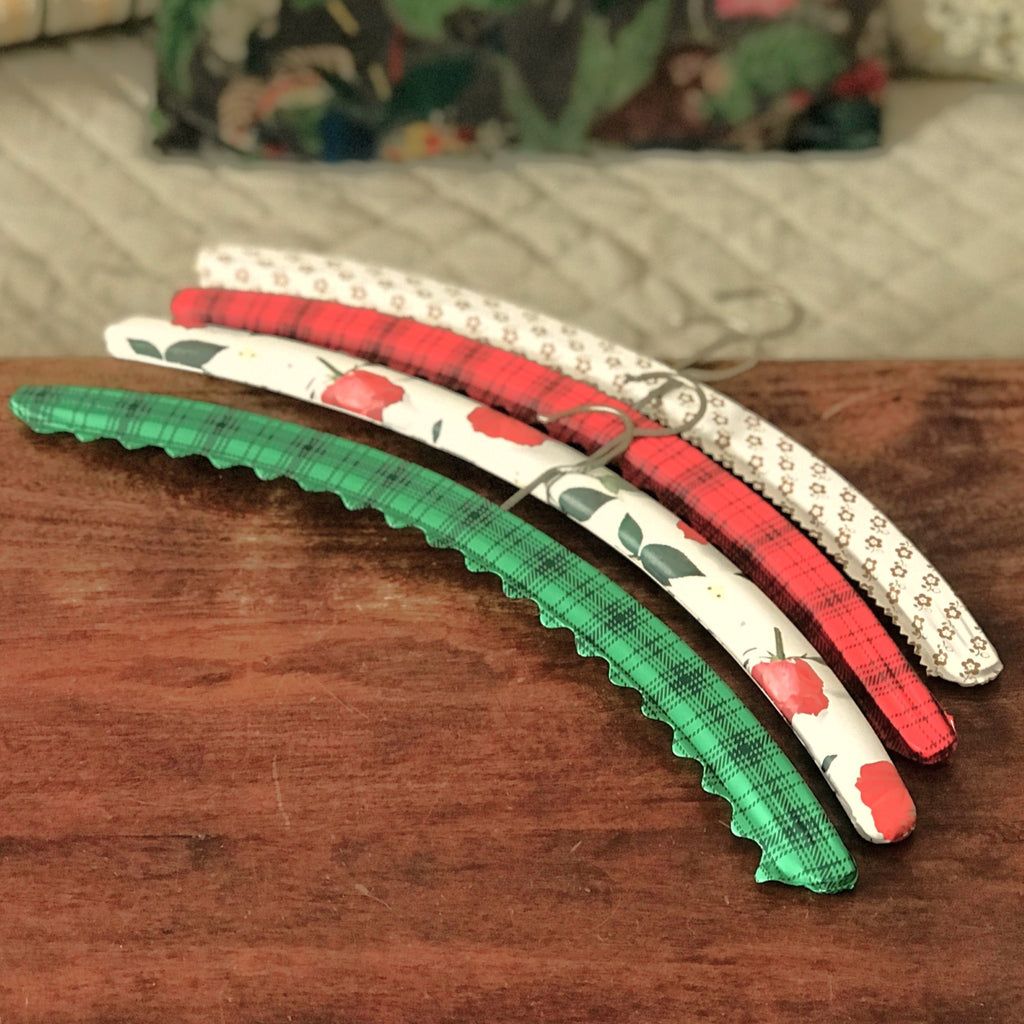 Lot de 4 cintres vintage arrondis recouverts de différents vinyles rouge, vert ou blanc par Hello Broc brocante en ligne