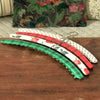 Lot de 4 cintres vintage arrondis recouverts de différents vinyles rouge, vert ou blanc par Hello Broc brocante en ligne