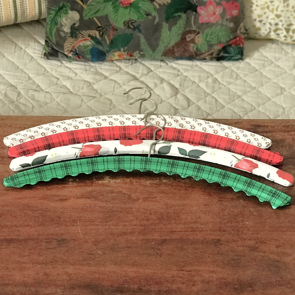 Lot de 4 cintres vintage arrondis recouverts de différents vinyles rouge, vert ou blanc par Hello Broc brocante en ligne