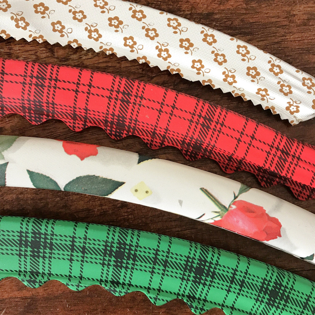 Lot de 4 cintres vintage arrondis recouverts de différents vinyles rouge, vert ou blanc par Hello Broc brocante en ligne