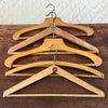 Lot de 5 cintres anciens en bois de forme variée sans marque par Hello Broc brocante en ligne