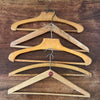 Lot de 5 cintres anciens en bois de forme variée sans marque par Hello Broc brocante en ligne
