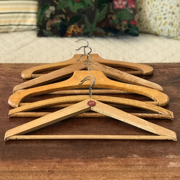 Lot de 5 cintres anciens en bois de forme variée sans marque par Hello Broc brocante en ligne