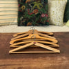 Lot de 5 cintres anciens en bois de forme variée sans marque par Hello Broc brocante en ligne