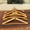 Lot de 5 cintres anciens en bois de forme variée sans marque par Hello Broc brocante en ligne