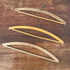 Lot de 6 cintres anciens en bois arrondis par Hello Broc brocante en ligne