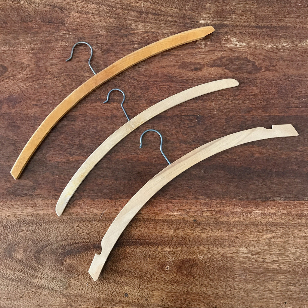 Lot de 6 cintres anciens en bois arrondis par Hello Broc brocante en ligne