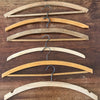 Lot de 6 cintres anciens en bois arrondis par Hello Broc brocante en ligne