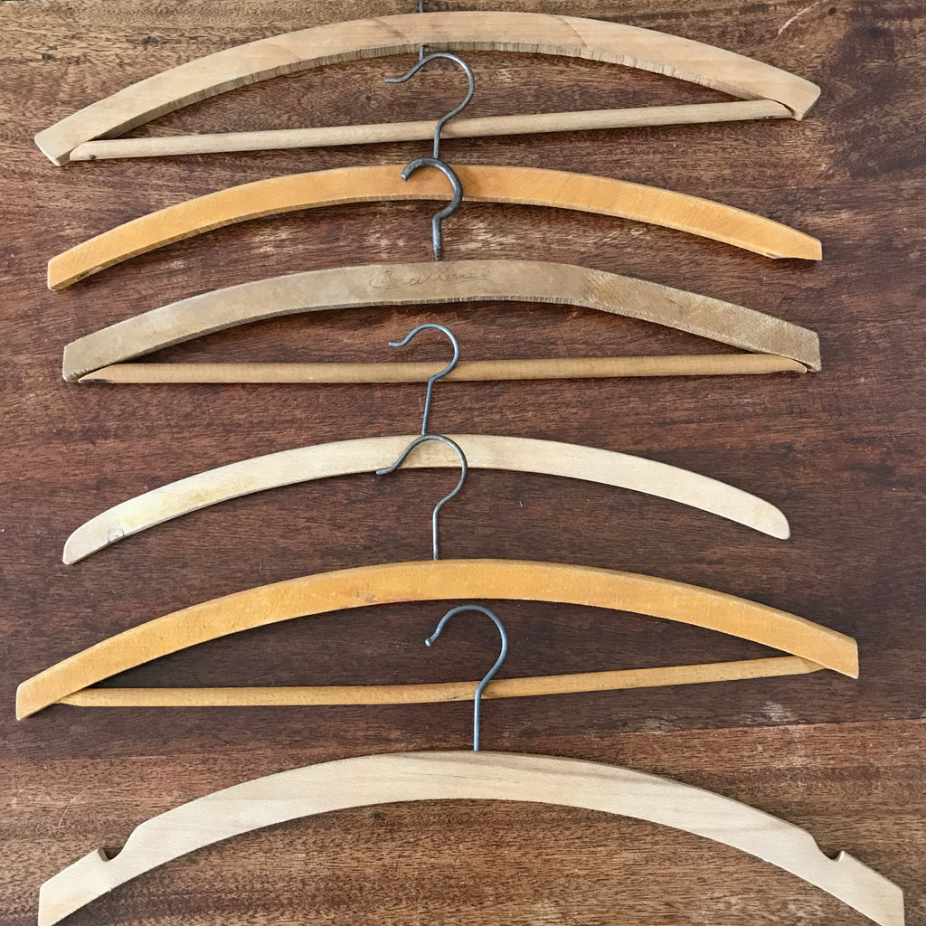 Lot de 6 cintres anciens en bois arrondis par Hello Broc brocante en ligne