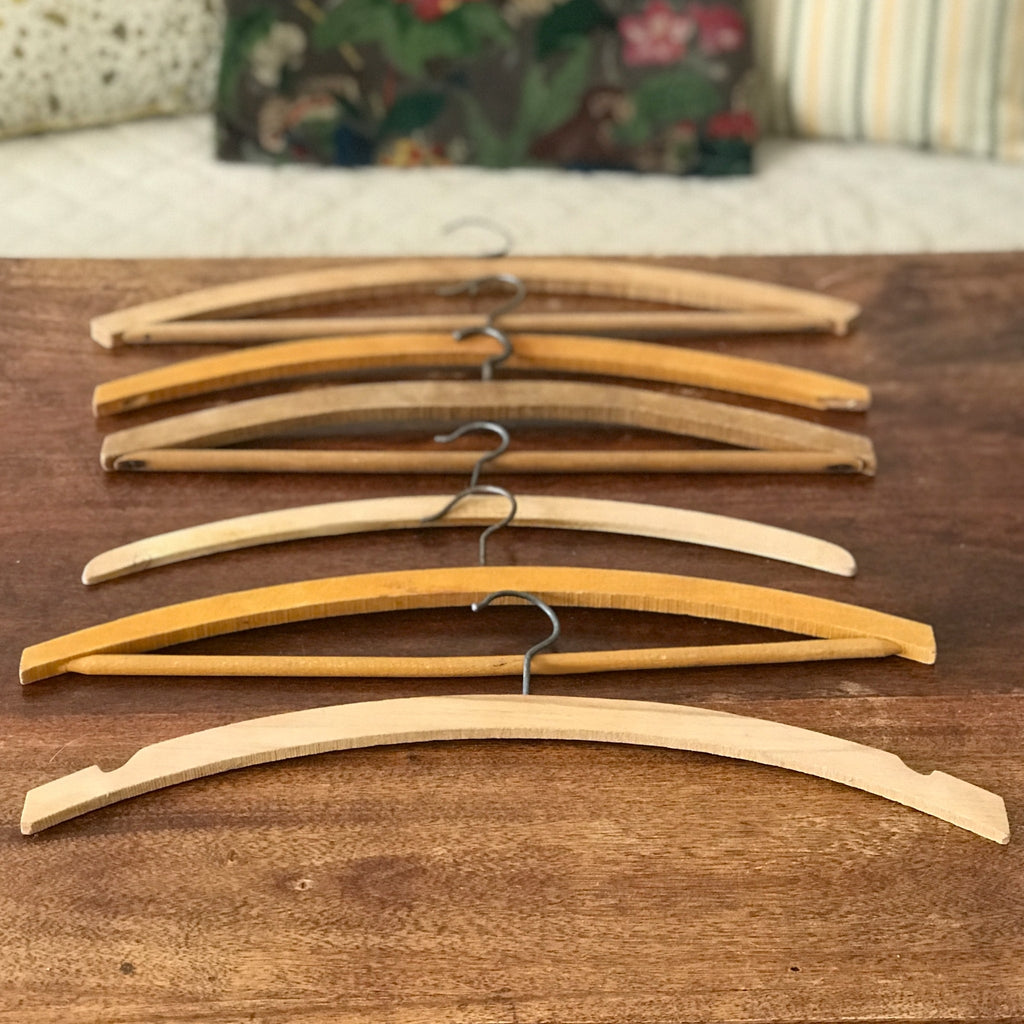 Lot de 6 cintres anciens en bois arrondis par Hello Broc brocante en ligne