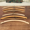 Lot de 6 cintres anciens en bois arrondis par Hello Broc brocante en ligne